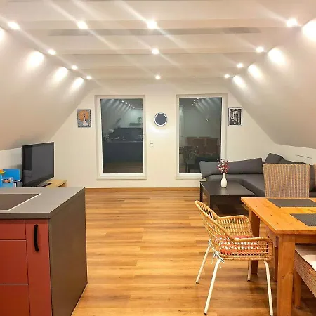 Apartman Helle Dachgeschosswohnung, Neu Renoviert & Ruhig *