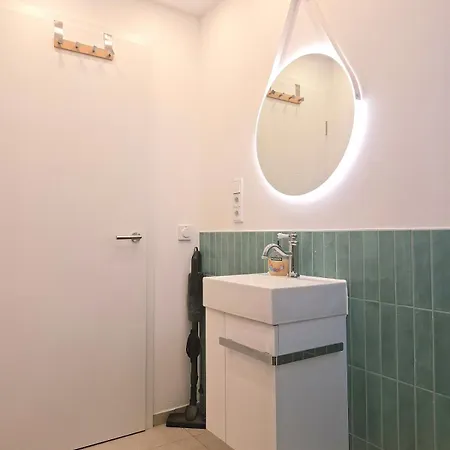 Helle Dachgeschosswohnung, Neu Renoviert & Ruhig Apartman *